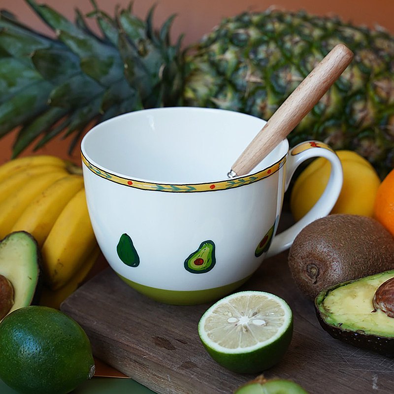 這個系列的靈感來源於墨西哥，湛藍色的天空萬裡無云，龍舌蘭調制的雞尾酒冒著氣泡，廣場上傳來迷人的音樂，空氣中夾雜著玉米片和牛油果醬的香氣。我們將墨西哥特產的牛油果與幾何及植物花紋圖案結合，稚童涂鴉一般的