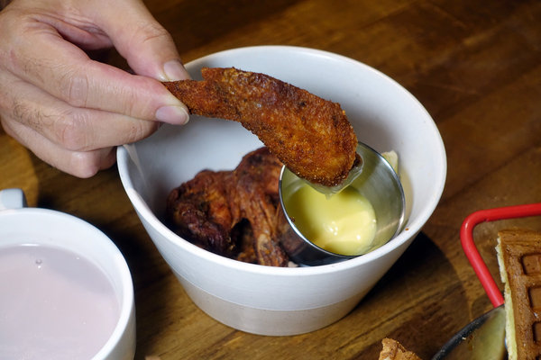 新竹東區竹科人及交大學生聚餐約會美式餐廳，LALA Kitchen新美式餐廳新竹科園店，餐點份量多楓糖鬆餅炸雞超好吃(含LALA Kitchen菜單) 