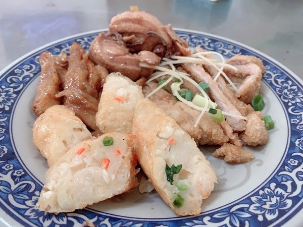 「溪州美食推薦」彰化安心旅遊，現做「蚵仔炒麵/便當/蚵嗲/蘿蔔糕/挫冰/炸粿/菜條/各式湯品」在地美食首選-三條麗華小吃店直擊分享