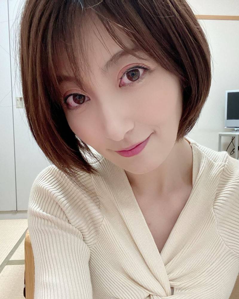 美艷人妻挺G奶自拍「真實身材」遭鏡子出賣| 自由電子報| LINE TODAY