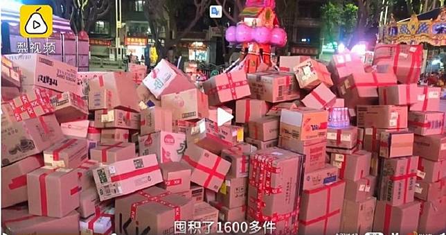 女子雙11狂買「1617件包裹」　快遞員通宵8小時送完崩潰