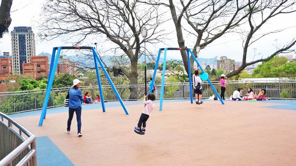 【新北市特色公園景點】員山公園-高度超過4公尺的超高速溜滑梯、滑草坡，不分年齡都可以玩的免費溜滑梯