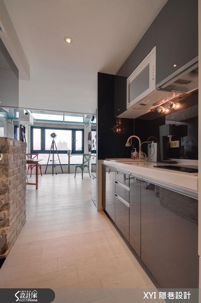 利用玄關空間與一字型廚房結合，也是小坪數常見的規劃。