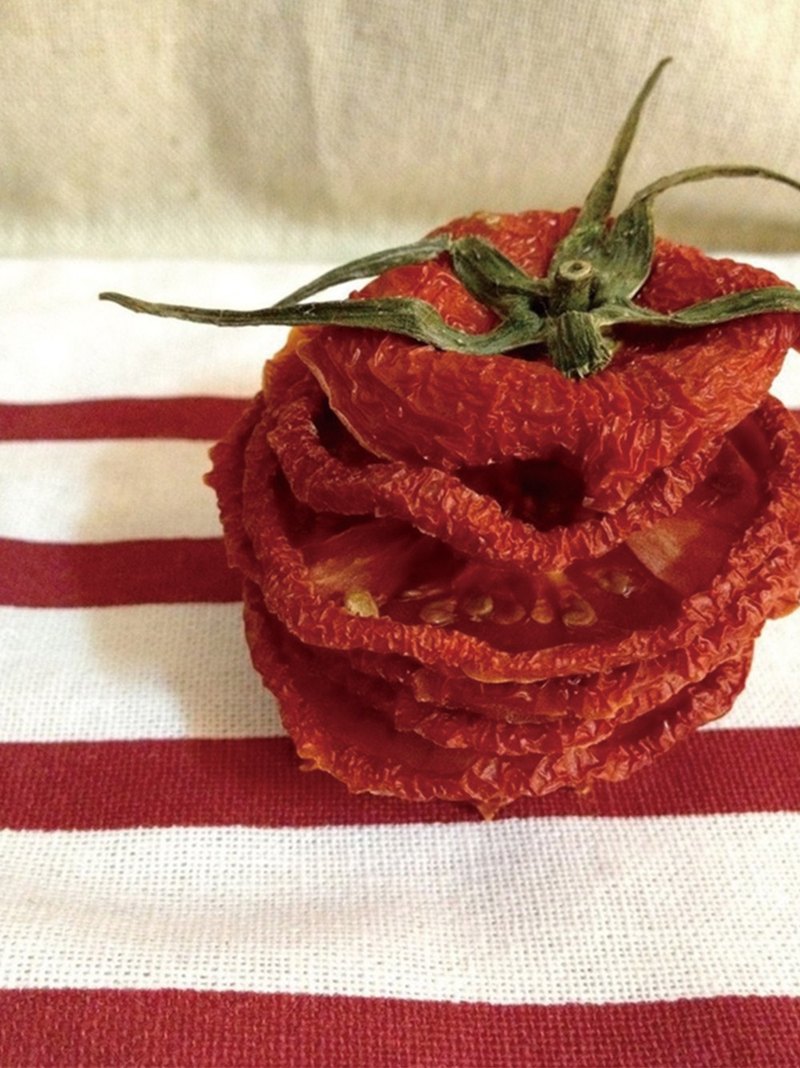 選用當季盛產的牛番茄手工烘製。蕃茄原本的味道，纖維，維生素完全保留。番茄附有豐富的的茄紅素及有機酸，而且維生素C含量是蘋果的10倍！具抗氧化效果，重點是熱量不高！！ 健康新式手工果乾(依季節口味有所限