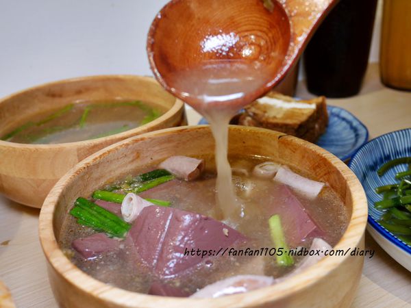 【汐止美食】鄉下人-豬血湯肉燥麵 #古早味 #豬血湯 #燙青菜 #香辣麵 路邊攤價格，冷氣開放文青風店面 (35).JPG