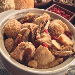 ◎特選猴頭菇口感香Q美味|◎麻油、中藥材清爽入味|◎蛋素皆可食種類:人氣小吃主要食材:蔬菜內容物說明:猴頭菇、芝麻油、水、鹽、枸杞、黨參、薑、調味劑(5次黃嘌呤核苷磷酸二鈉、5鳥嘌呤核苷磷酸二鈉、胺基