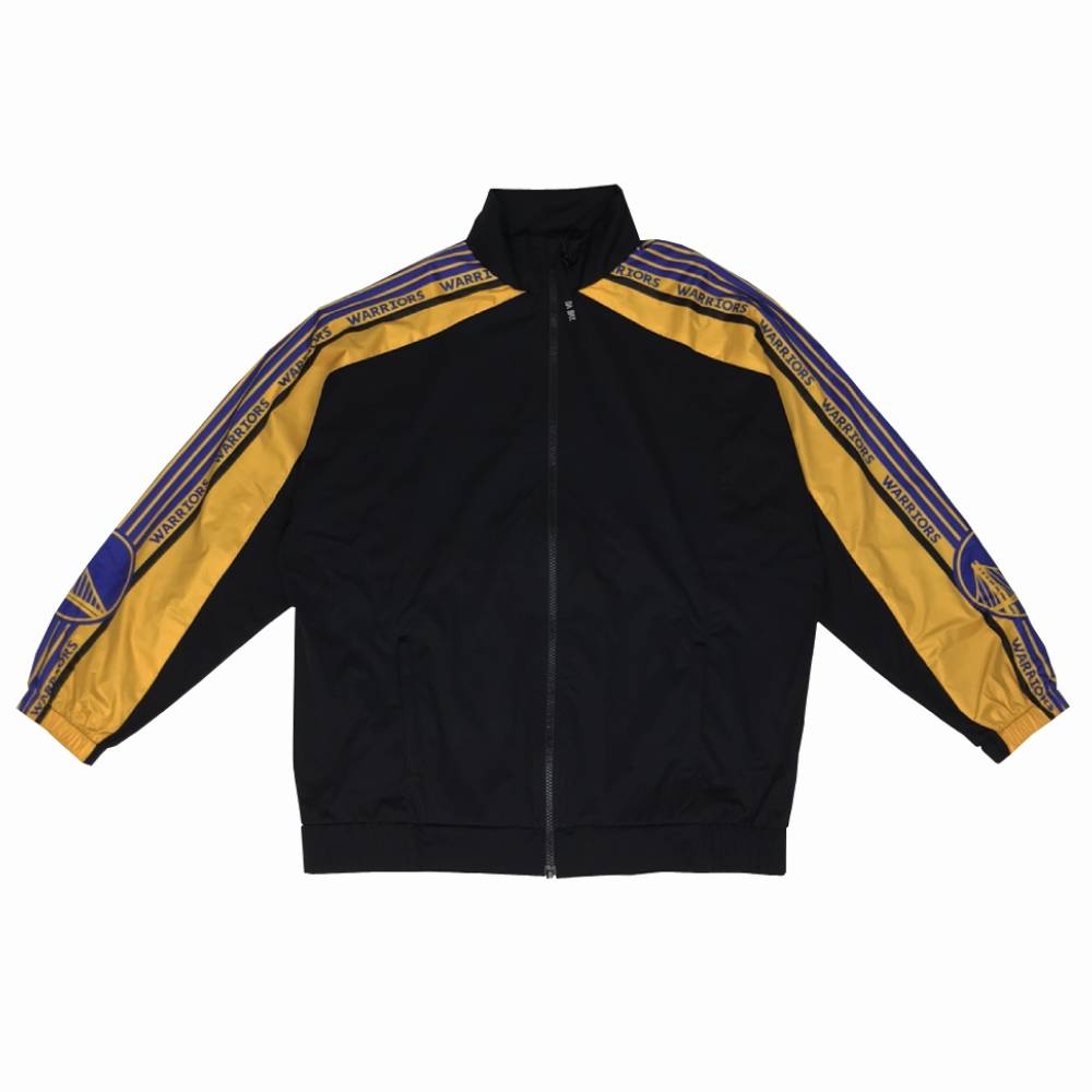 QORExNBALAB聯名系列上市。來自世界流行之都紐約，以女性出發設計的服飾運動品牌，首度登台聯名系列，展現女力運動自信新態度。經典球隊色組合。內層網布，穿著透氣舒適。背後三角形網布設計，提升散熱效