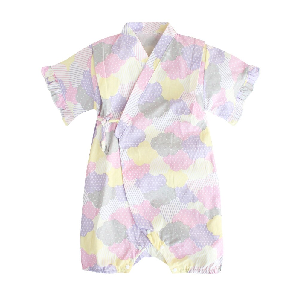 胸前的設計像浴衣一樣綁帶的，褲檔是包屁設計，穿脫方便