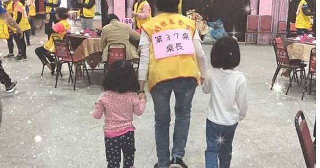 父坐牢小姐妹餓闖尾牙場　為了一片西瓜皮嚎啕大哭