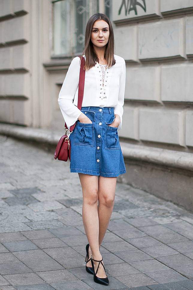 7 Cara Seru Pakai Rok Denim yang Wajib Kamu Coba