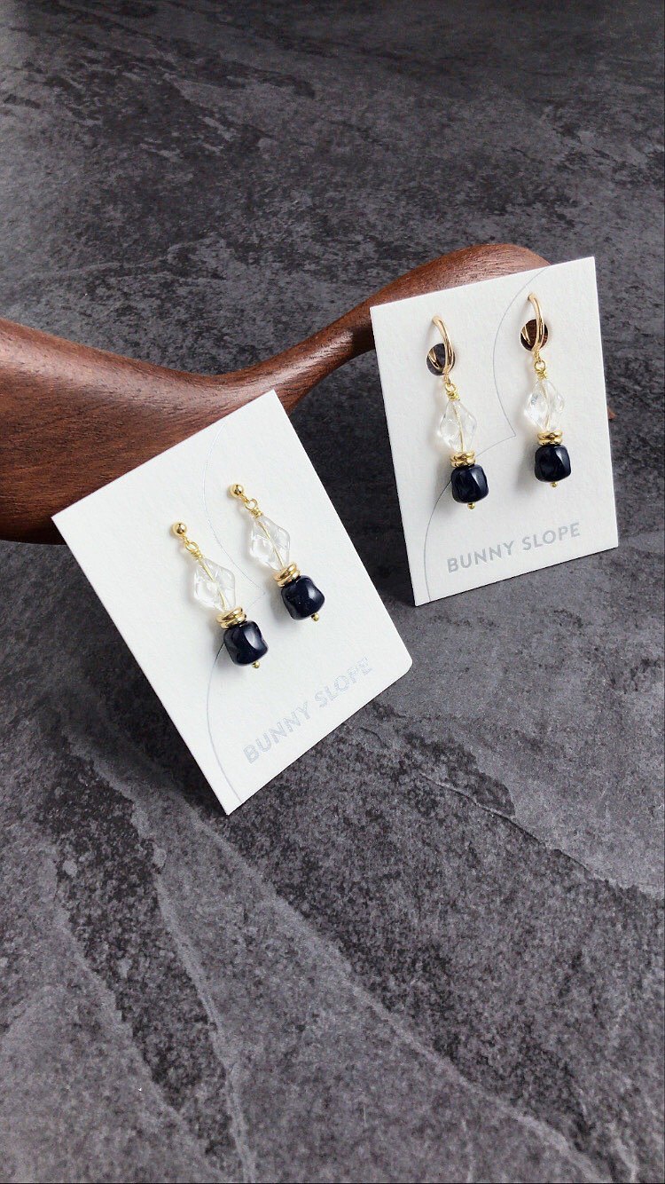 整個系列使用多種歐洲玻璃珠、歐洲老珠、美國老珠製成 在暗黑與古老魔法陣的氛圍之下，仍想帶入一些萌萌可愛的感覺。