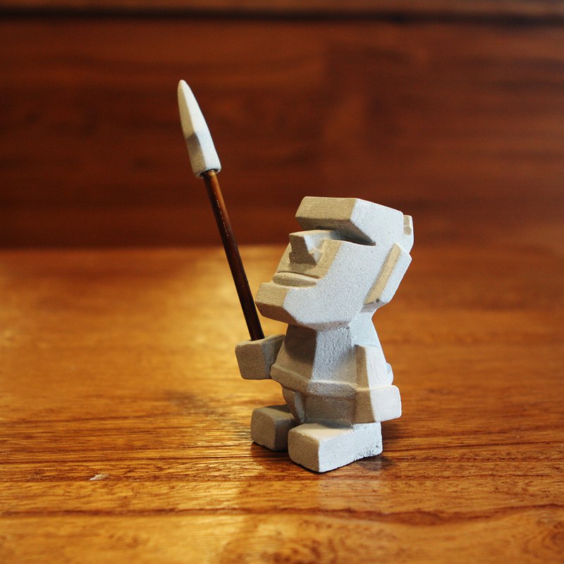 型格的摩艾，部落首領，可以當名片架，空氣鳳梨的盆架，放在店門口，辦公桌上，說什麼都好吸睛兼帥氣！