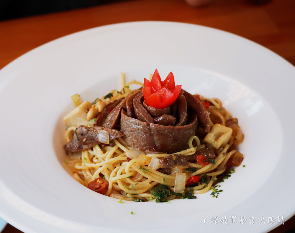 新埔普羅旺斯小木屋餐廳，超夢幻的雨滴蛋糕和草莓飲品，新竹賞櫻景點推薦！