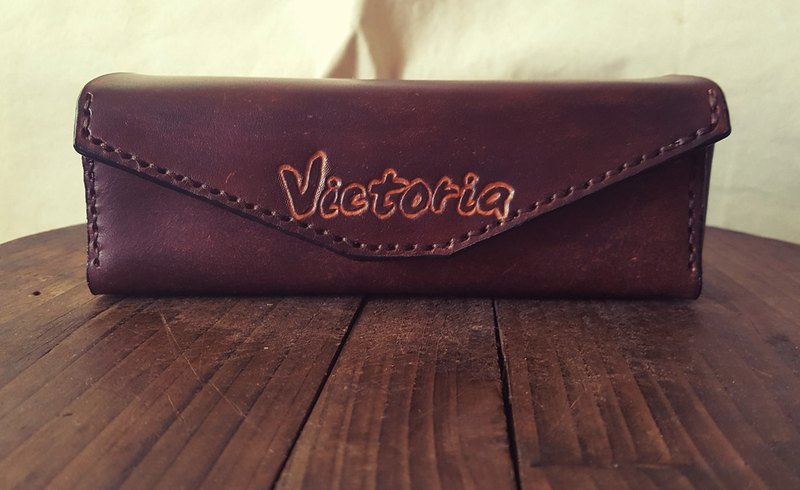 材質: 純牛皮 尺寸: W:16.0cm* H: 6.0cm 顏色可選擇: 焦茶色、深棕色、英國褐色、黑色、原皮色 可在右下刻上名字 產地/製造方式 產地台灣 手工製作