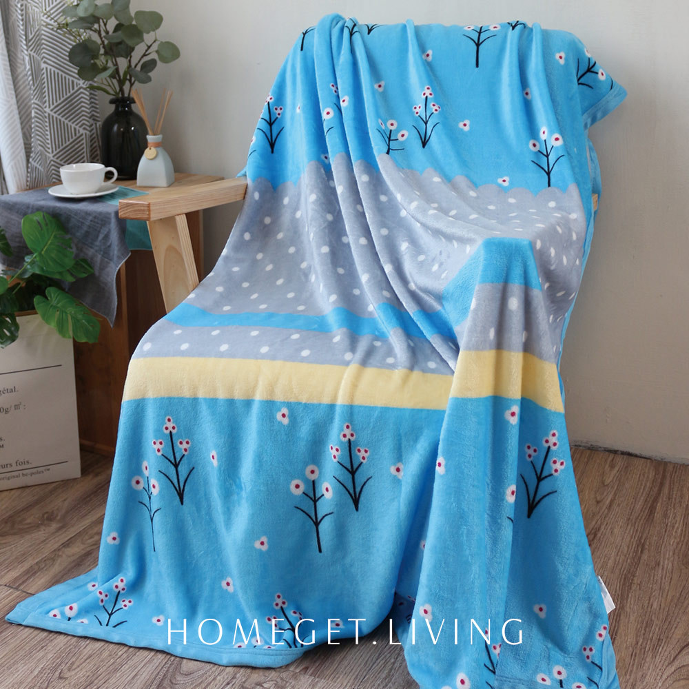 保溫蓄熱，嚴冬首選！法蘭絨雙面毛毯，使用法蘭絨面料加防靜電技術，觸感細緻舒適，整件輕薄不重，超細柔手感，細緻不易脫毛，加厚款升級，專櫃級作工，耐久耐用高質感，讓你舒舒服服在寒冬睡上好覺！