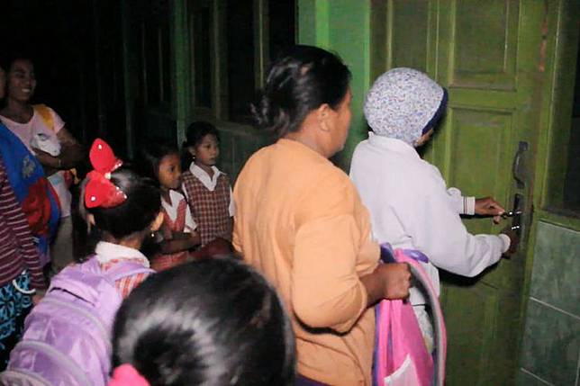 Kocak! 3 Kejadian Lucu Saking Semangatnya Orang Tua Antar Anak Hari Pertama Sekolah