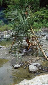 以竹子與枝葉就地搭起烤肉架