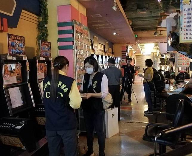 國賓影城樓下遊戲場，遭查獲百餘台賭博電玩