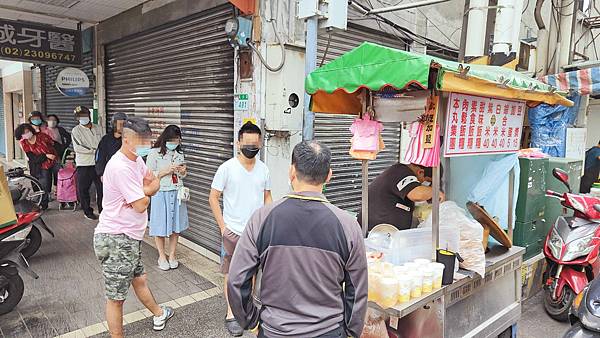 【台北美食】本丸特製飯糰-排隊人潮幾乎不中斷的爆人氣飯糰店