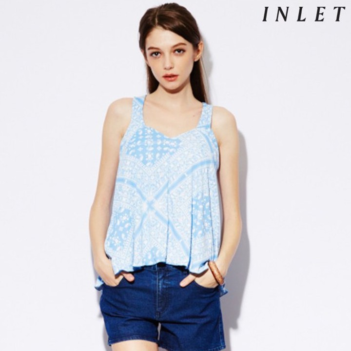 一摸就知道。日本製造注重細節，胸前蝴蝶結及鈕扣可愛設計，令人愛不釋手。胸罩部分包覆性高，展現美麗的胸型完美呈現！！雙肩設計長時間穿著無壓力。罩衫胸前的設計展現女性魅力UP、擔心的小肚肚也能完美包覆。搭