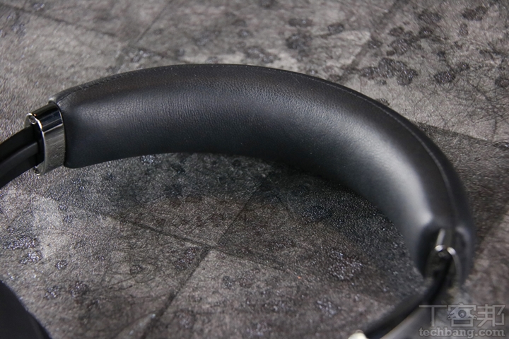 頂部頭墊內使用了記憶海綿，並同樣以真皮包覆，為頭頂提供良好的支撐性。