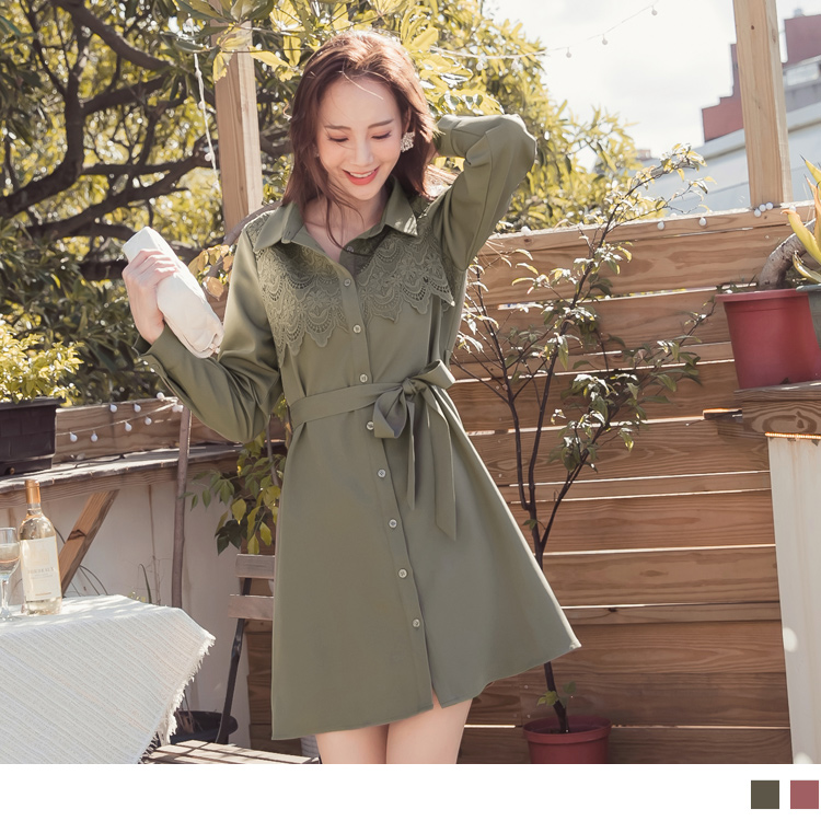 採用手感柔軟且細緻的面料，給予親膚好感， 襯衫版型拼接鏤空雕花造型，提升整體浪漫氛圍~ 貼心收腰綁帶，輕鬆調整舒適度，同時擁有纖腰視覺。 此款2色開襟洋裝，適合優雅OL上班穿搭、出遊約會穿搭、戶外休閒