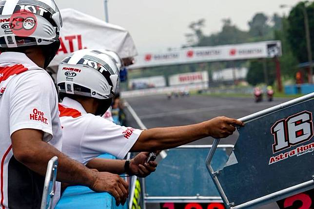 Segini Harga Helm Kru Astra Honda Racing Team Yang Digunakan Di Arrc Gridoto Line Today