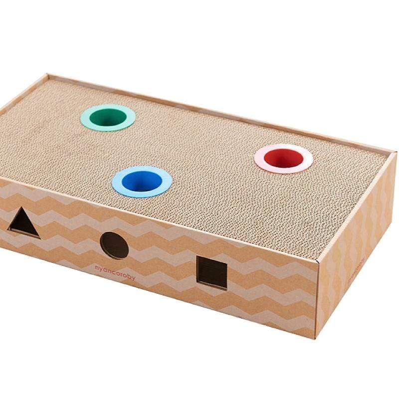 產品特色 探索洞內的樂趣 刺激著貓大人五感的發揮 三顆球還有不同的鈴聲呢！ 產品介紹 探索洞內的樂趣 刺激著貓大人五感的發揮 三顆球還有不同的鈴聲呢！ 此為進階版 因看不見球體 所以難度較高喲 商品規