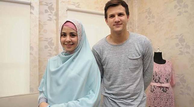 7 Pasangan Artis Indonesia yang Menikah Tanpa Pacaran Dulu 