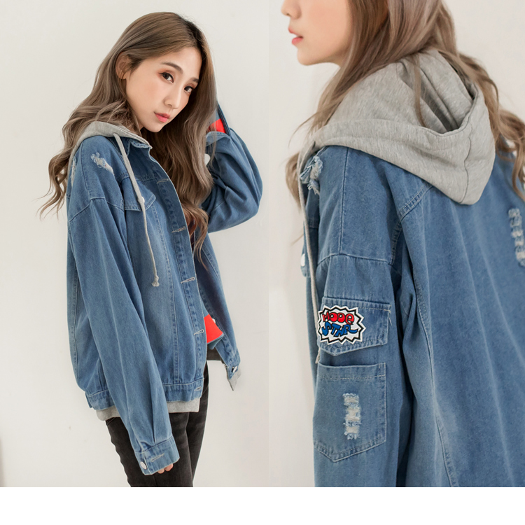 版型偏大 請依照個人喜愛的舒適度購買 選用含棉的材質製造舒適又親膚的穿著感受， 刷破的造型及臂章設計呈現美式風格，拼接帽營造休閒感， 讓妳隨意搭配衣著都能展現簡單好看的街頭LOOK ! *******