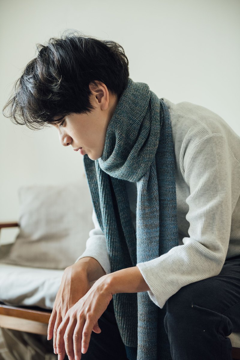 顏色｜映湖藍 材質｜50%細羊毛、50％聚脂纖維 尺寸｜30x180cm（針織彈性及手工測量誤差5公分為正常值） 每一條都是請台灣針織師傅，使用早期手搖針織機手工刷織，經過高溫蒸氣熨燙定型，更加柔軟，