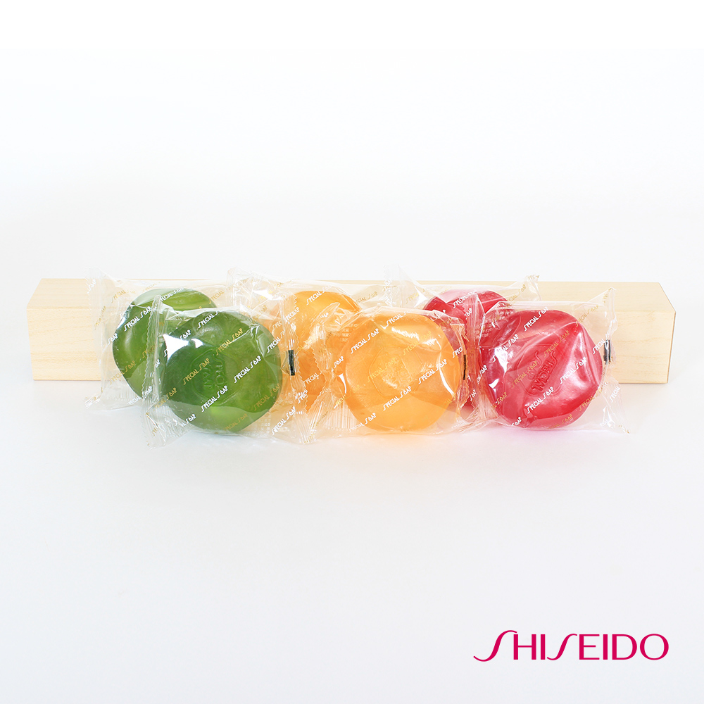 - 含天然蘆薈成分 - 保濕、滋潤、親膚 - 洗卸妝一次完成 - 洗後肌膚彈性不乾澀 【SPECIAL SOAP 美容透明精油香皂】 泡沫柔細，深層清潔毛細孔汙垢，含天然ALOE蘆薈成分調理肌膚 具有