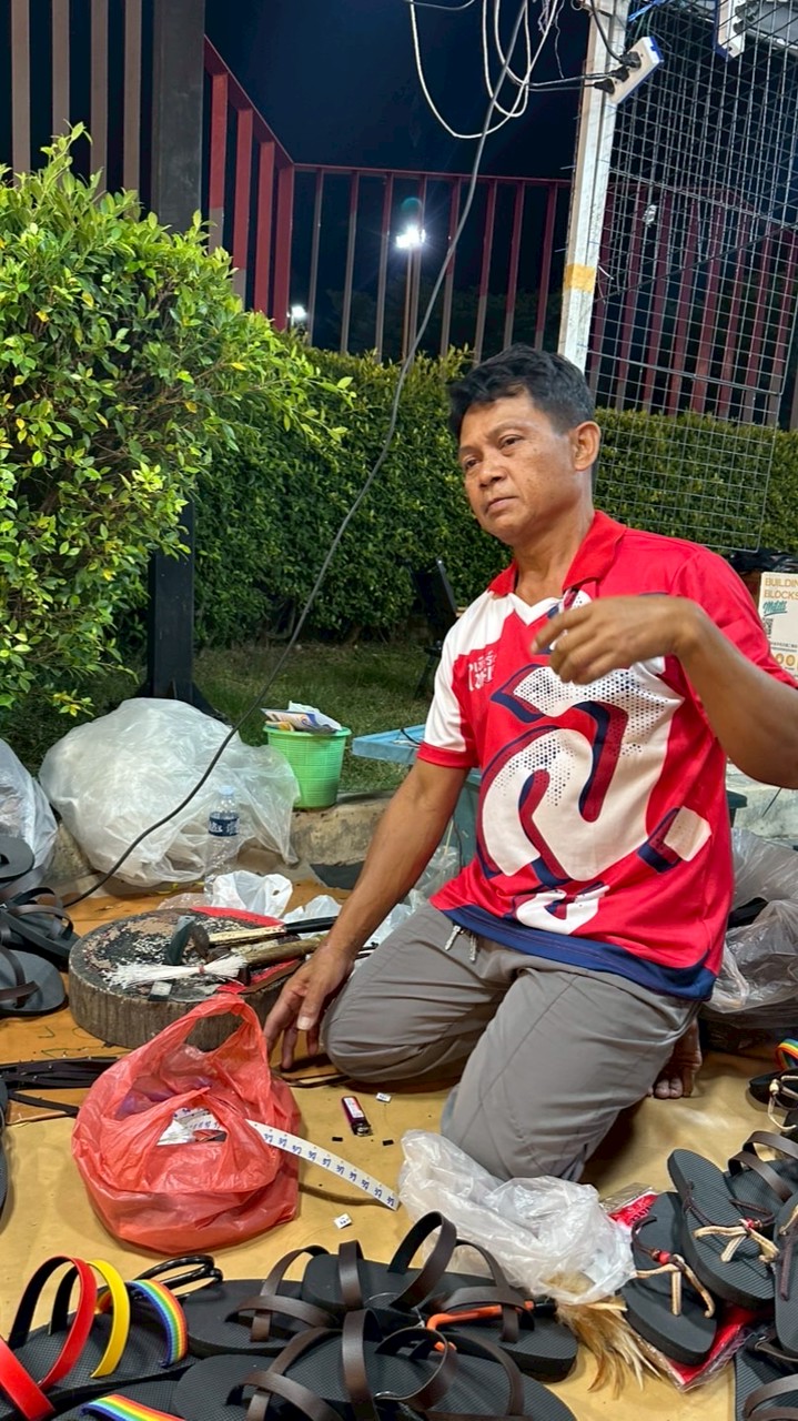 รับหิ้วรองเท้าร้านลุง(เจ้าของโพสตตหิ้วเอง)