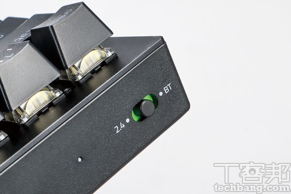 2.4G Wi-Fi與藍牙切換同時支援2.4G Wi-Fi 與藍牙的無線連接，並可以自由切換使用。