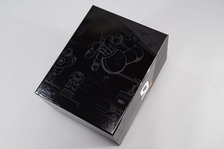 開箱之後還有一個硬殼的內箱，內箱上有著 Astro 獨特的插畫設計。