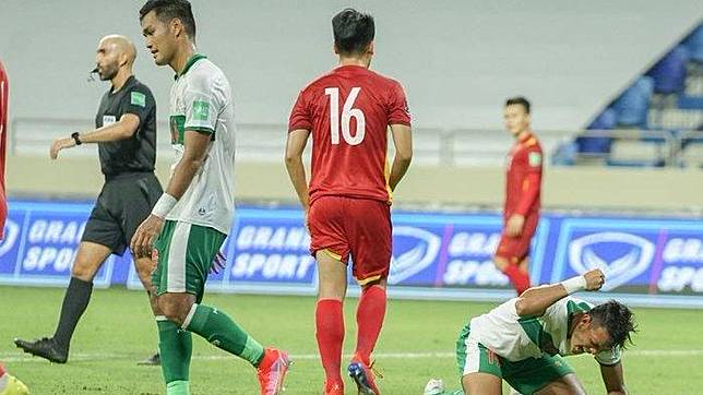 Penyerang timnas Indonesia, Saddam Gaffar, menyesali tendangannya yang melambung jauh di atas gawang Vietnam dalam lanjutan Kualifikasi Piala Dunia 2022 Zona Asia.