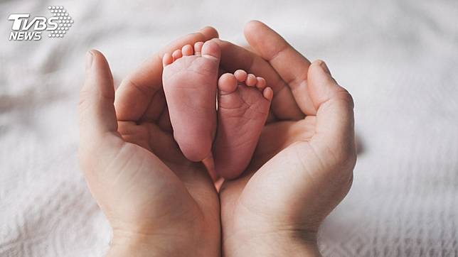 壯碩爸翻身壓死女兒。示意圖非當事人／TVBS