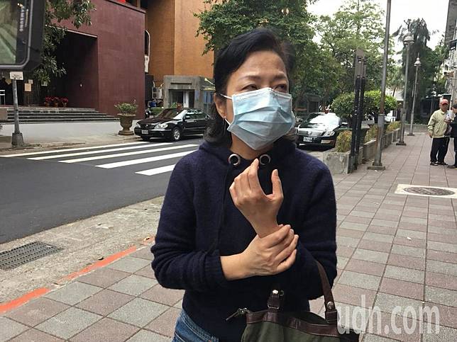 謝亞軒母親今天帶200萬元支票到法院開庭，但死者家屬委任律師拒收。記者林孟潔／攝影