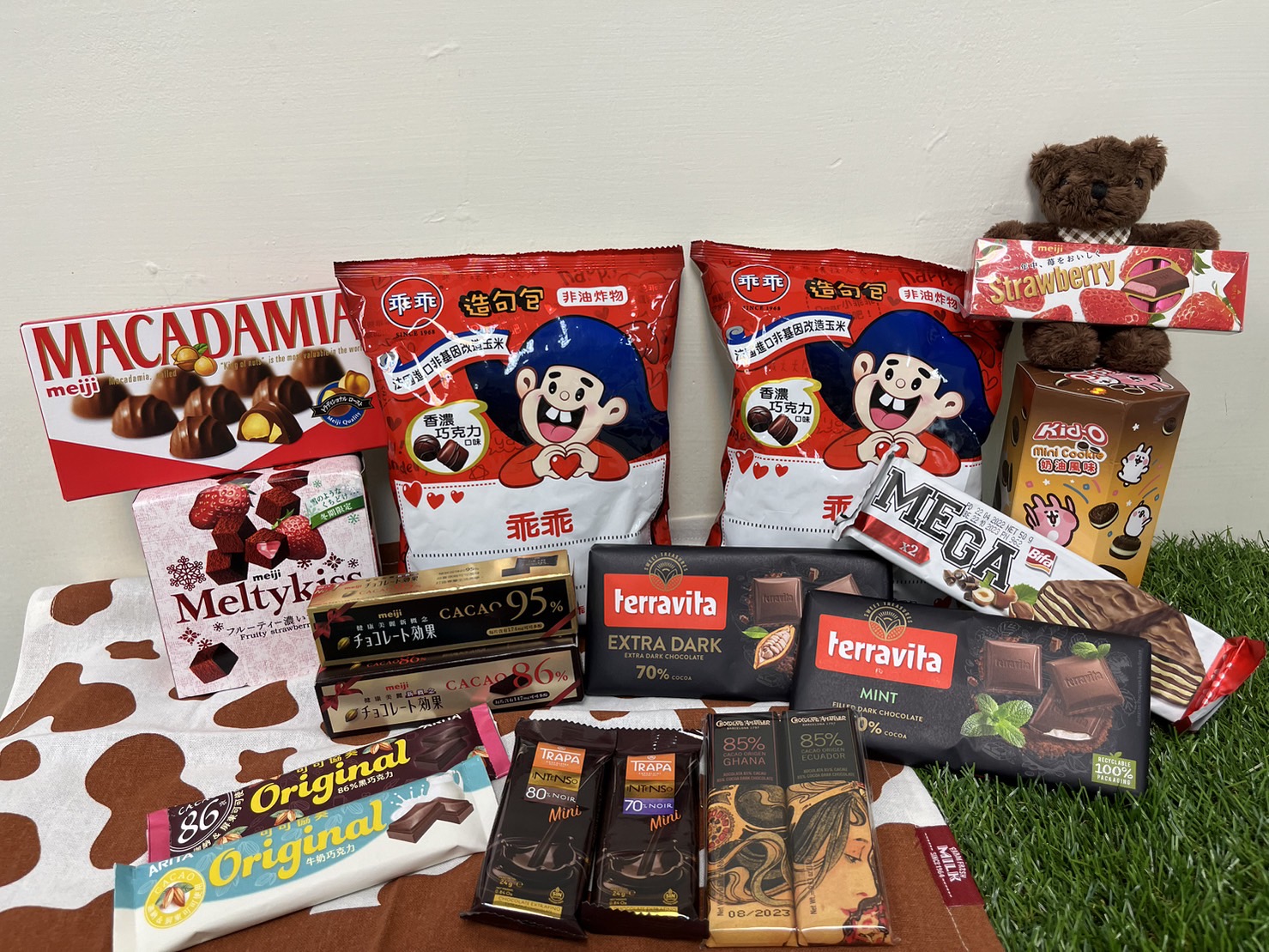 OKmart異國巧克力大賞登場！獨家浪漫藝術家慕夏巧克力、西班牙百年工藝巧克力甜蜜上市！即日起至11月23日還有百款精選巧克力商品第2件6折起的優惠。(圖片提供/全家便利商店)