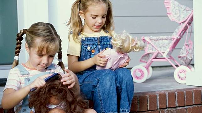 Anak perempuan main boneka. (Foto: thinkstock)