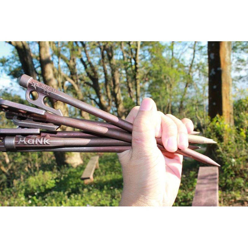 hank野戰營釘三兄弟(20cm / 25cm / 30cm) 營釘材質:sus 630(17-4ph) 熱處理: 淅出硬化 表面處理: 珠擊+軍規燒色 營釘尺寸20cm / 25cm / 30cm 