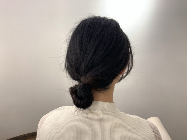 ストールを巻く日にも ゴム1本で簡単お団子ヘアアレンジ術