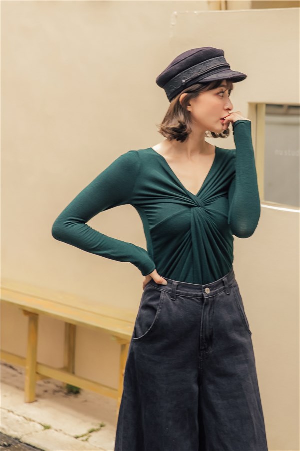 扭結造型設計/可前後兩穿/親膚面料，彈性佳 *商品顏色因電腦螢幕設定差異會略有不同，請以實際商品為準