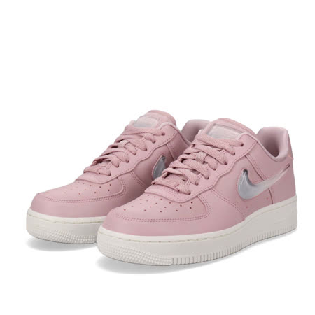 品牌: NIKE型號: AH6827-500品名: Wmns Air Force 1 07 SE PRM特點: 經典款 AF1 球鞋 穿搭 小粉鞋 粉 白