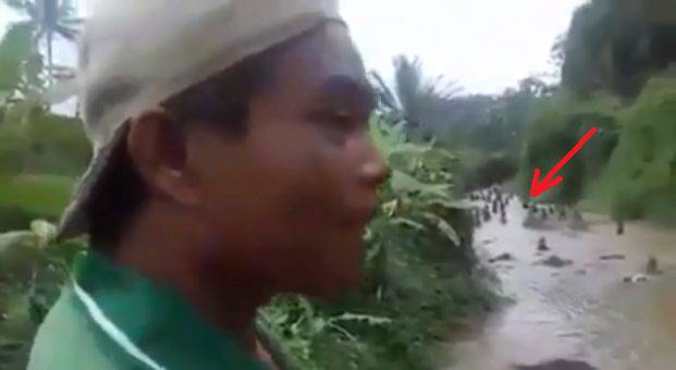 Pria yang menemukan batu bersusun di tengah sungai