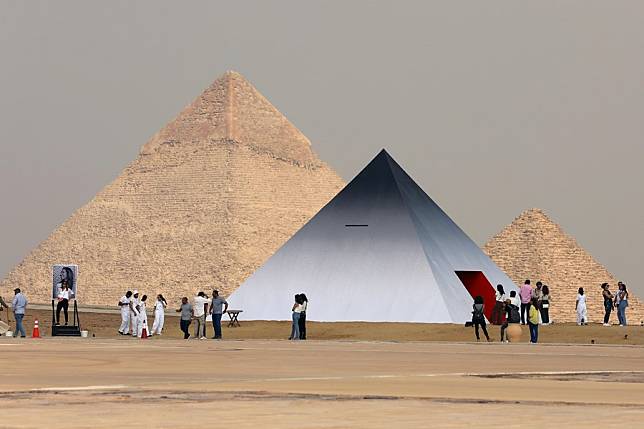 Exhibition Near Egypt's Giza Pyramids Combines Ancient History With ...