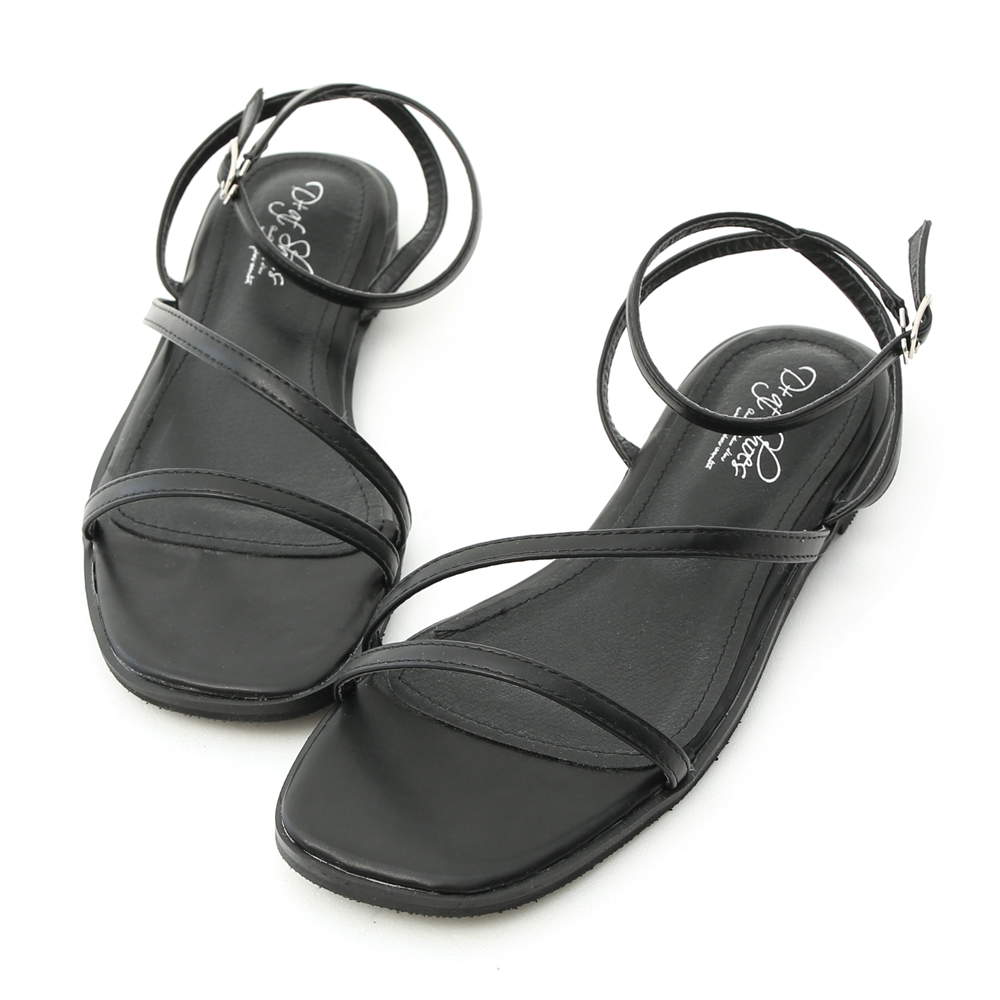 夏日穿搭key point的必備單品 輕巧的平底涼鞋輕鬆快速就能穿出門 復古方頭楦型是今季時尚主流 簡單風格的精緻細帶，隨意搭配都好好看 貼心的側勾釦設計，穿脫間更省時方便 讓女孩們有了最迷人的夏天時