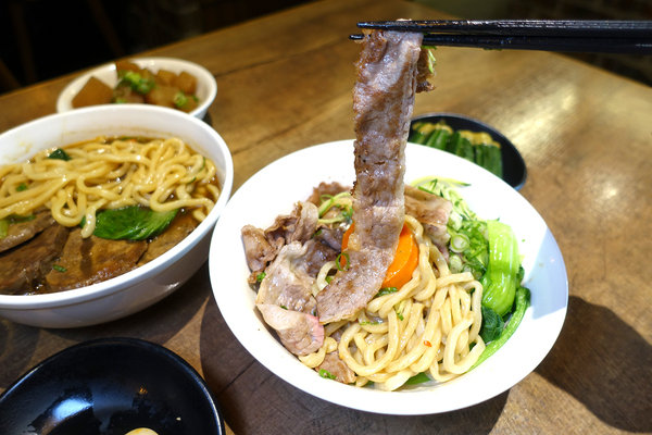牛莊園牛肉麵，大安區四維路美食，科技大樓站牛肉麵，香煎雪花牛肉麵、蔬果湯頭牛肉麵，成功國宅旁得獎牛肉麵(含牛莊園菜單)