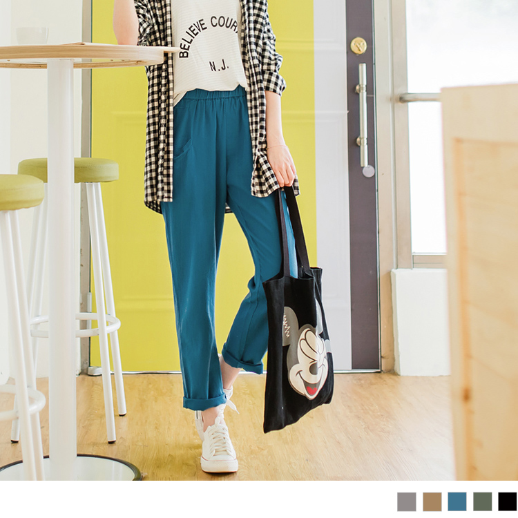 版型偏大 請依照個人喜愛的舒適度購買 質感水洗棉帶出具有復古氣息的文青魅力 隨興捲起褲管讓穿搭時髦有型，露出腳踝更提升顯瘦感！ ********************** 小提醒：腰圍鬆緊、口袋前真