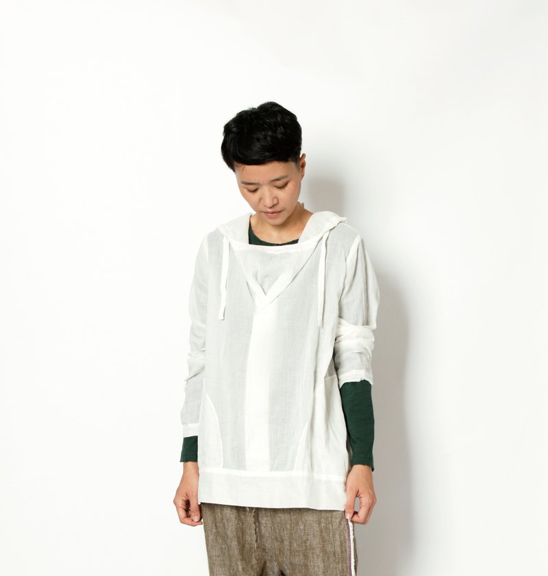 在四周丘陵的低地，冷濕的空氣為冬日的清晨，套上了一層朦朧的濾鏡，趁著日出前，好好感受將消散的薄霧，帶給世界短暫的美。 苧麻混紡的連帽上衣，帽緣抽繩，可自由調整鬆緊，領口隨意垂墜連接活褶的設計，料子輕舒